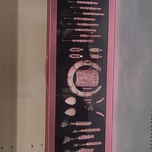 Glitz & Glam 30 piece essential collection brush set in Pink